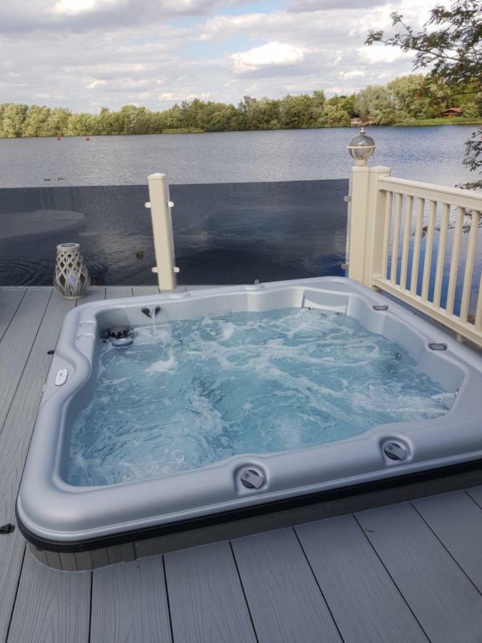 Dees Hot Tub Breaks At Tattershall Lakes Jet Ski 4 Exterior foto